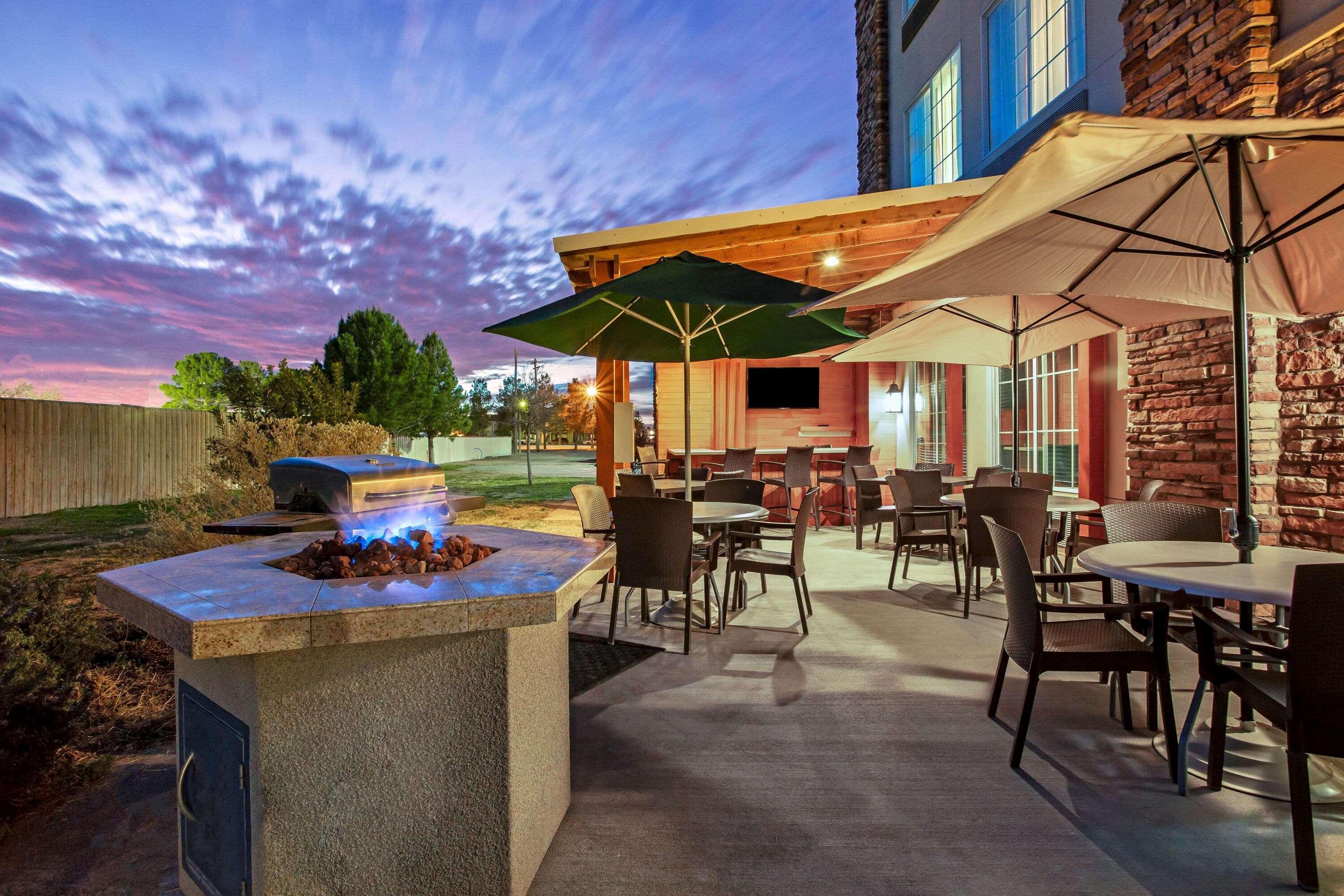 La Quinta By Wyndham Pecos Hotel Exterior photo